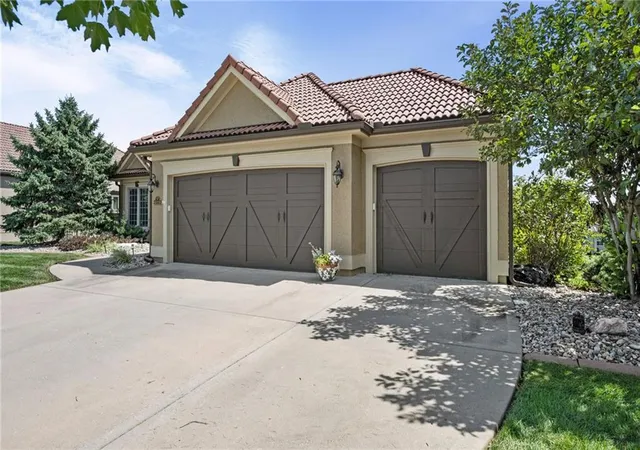 Photo 2 of Single family home for sale at 6019 Nw 107th Street, Kansas City, MO 64154 | MLS# 2631184 | Listing updated on 2026-08-30