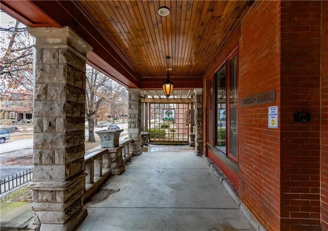 Photo 2 of Single family home for sale at 425 Gladstone Blvd, Kansas City, MO 64124 | MLS# 2631187 | Listing updated on 2026-10-20