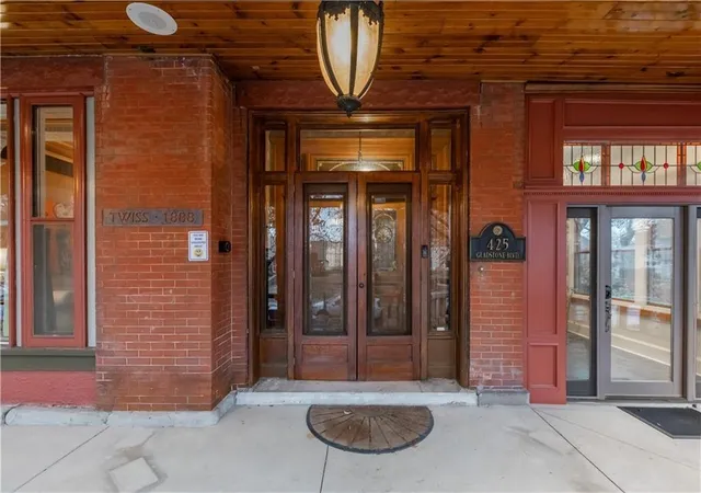 Photo 3 of Single family home for sale at 425 Gladstone Blvd, Kansas City, MO 64124 | MLS# 2631187 | Listing updated on 2026-10-20