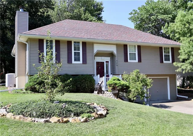 1st image of 1462 Grandview Dr, Warrensburg, MO 64093 | MLS# 2631211