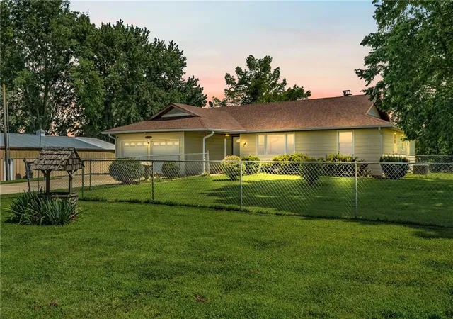 Homes for sale in Lawrence, KS | 1609 N 1600 Rd, Lawrence, KS 66044 | MLS# 2631212