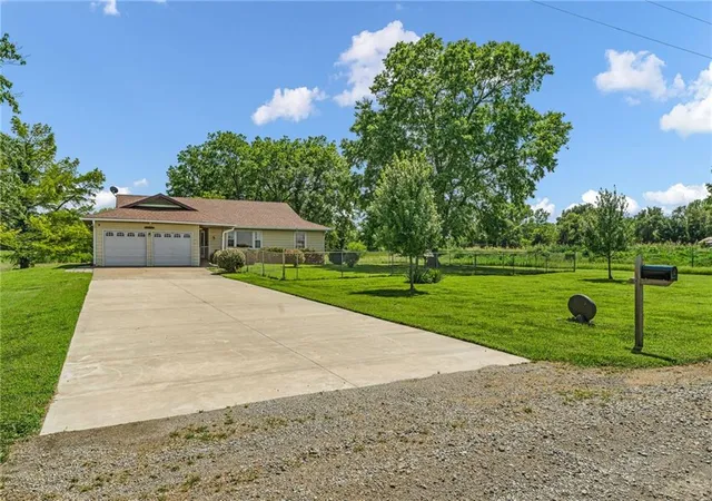 Homes for sale in Lawrence, KS | 1609 N 1600 Rd, Lawrence, KS 66044 | MLS# 2631212