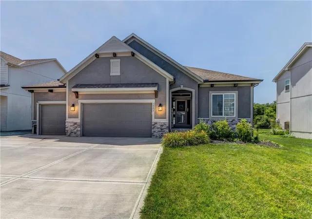 Photo 1 of Single family home for sale at 1821 Ne Ravenwood Dr, Lees Summit, MO 64086 | MLS# 2631215 | Listing updated on 2026-08-20