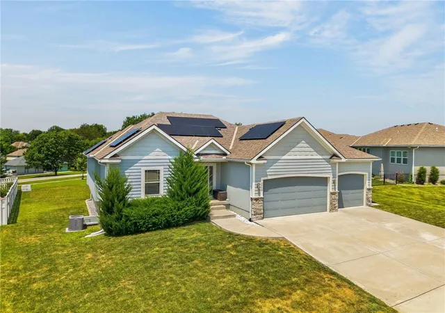 Photo 2 of Single family home for sale at 2309 Ne Colonnade Ave, Blue Springs, MO 64029 | MLS# 2631220 | Listing updated on 2026-08-22
