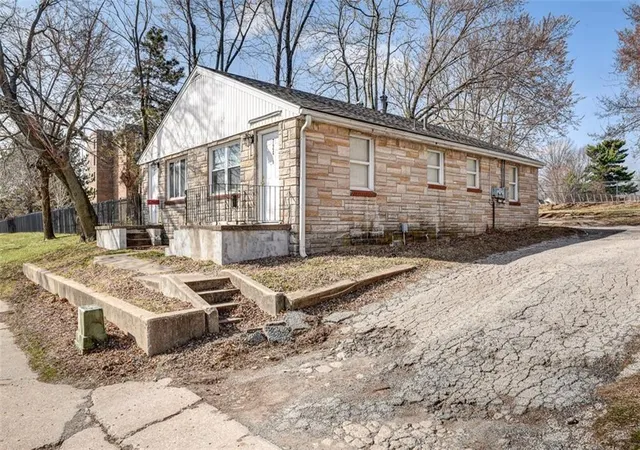 3rd image of 724 N Noland Rd, Independence, MO 64050 | MLS# 2631221