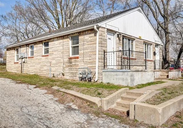 3rd image of 726 N Noland Rd, Independence, MO 64050 | MLS# 2631228