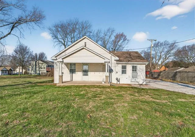 Photo 1 of Single family home for sale at 1490 Ne Independence Ave, Lees Summit, MO 64086 | MLS# 2631232 | Listing updated on 2026-09-29