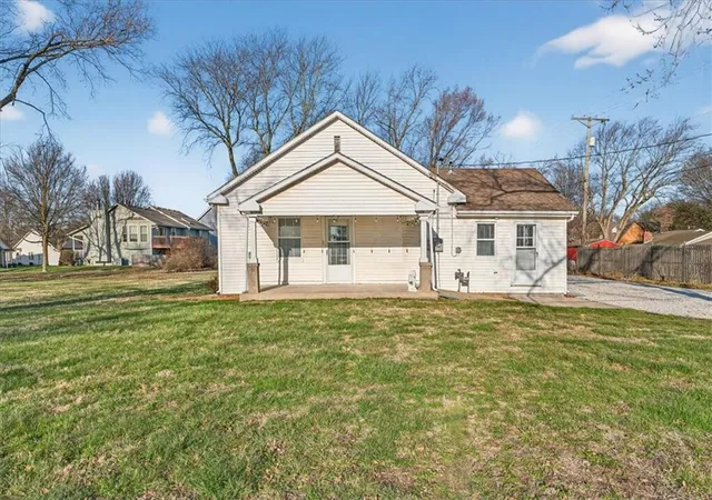 Photo 3 of Single family home for sale at 1490 NE Independence Ave, Lees Summit, MO 64086 | MLS# 2631232 | Listing updated on 2026-09-29