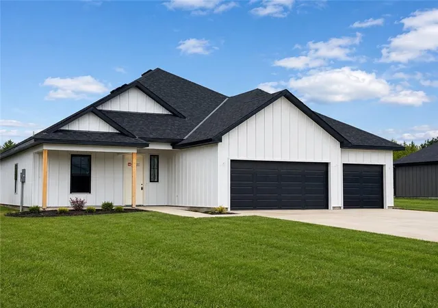 1st image of 322 Ne 51st Rd, Warrensburg, MO 64093 | MLS# 2631236