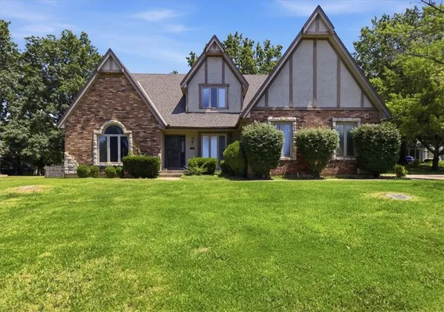 2nd image of 2227 Sw Park Avenue Cir, Blue Springs, MO 64015 | MLS# 2631238