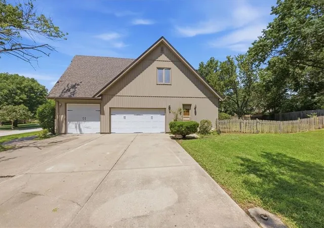 32nd image of 2227 Sw Park Avenue Cir, Blue Springs, MO 64015 | MLS# 2631238