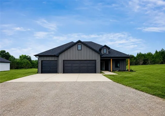 2nd image of 324 Ne 51st Rd, Warrensburg, MO 64093 | MLS# 2631249