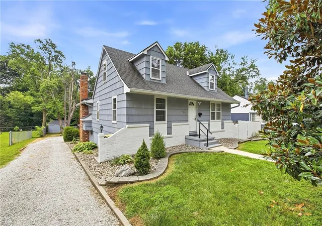 Photo 3 of Sale Pending at 407 N Fairview Ave, Liberty, MO 64068 | MLS# 2631253 | Listing updated on 2026-08-17
