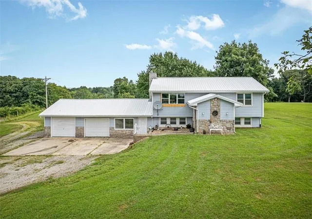 2nd image of 6527 Se Smith Rd, Cameron, MO 64429 | MLS# 2631256