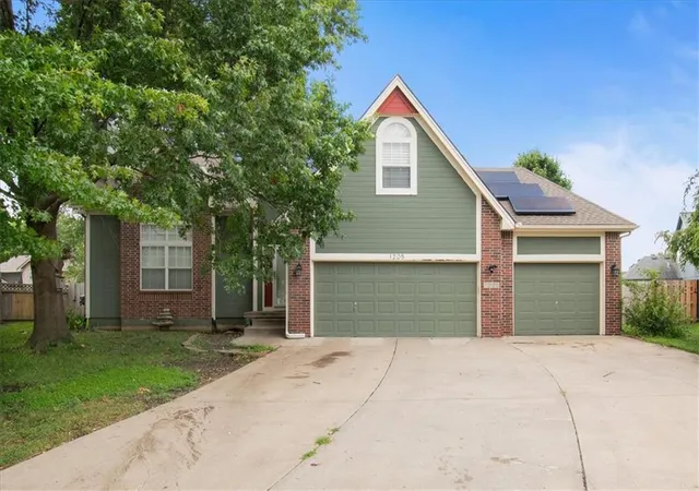 1st image of 1205 Se 12th Cir, Lees Summit, MO 64081 | MLS# 2631265
