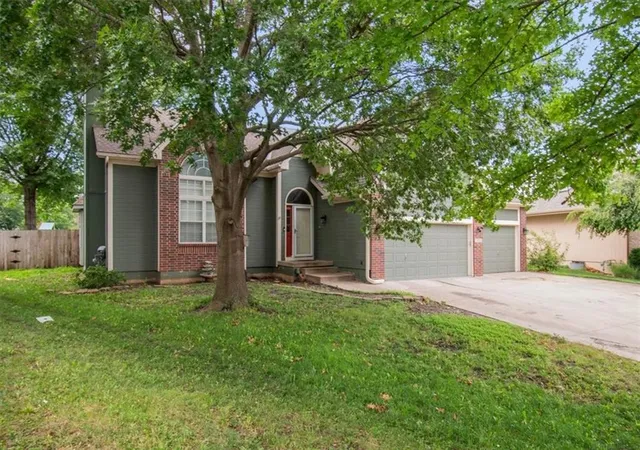 3rd image of 1205 Se 12Th Cir, Lees Summit, MO 64081 | MLS# 2631265