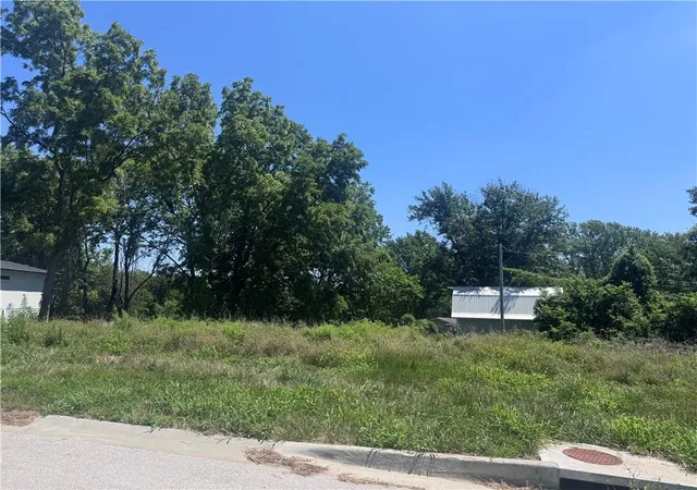 Photo 2 of Sale Pending at 1500 Sw Stonewall Dr, Oak Grove, MO 64075 | MLS# 2631297 | Listing updated on 2026-08-20