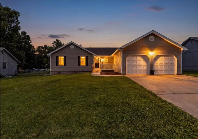 2nd image of 404 Oakwood St, Harrisonville, MO 64701 | MLS# 2631310