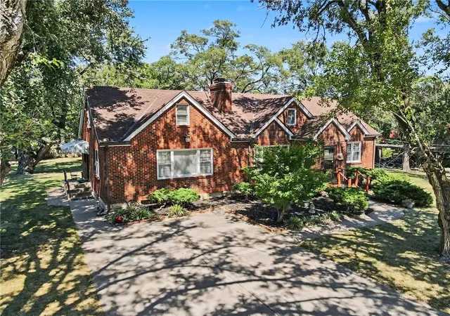 Photo 3 of Sale Pending at 10910 W 67 St, Shawnee, KS 66203 | MLS# 2631313 | Listing updated on 2026-09-29