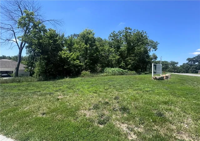 Photo 1 of Sale Pending at 1501 Sw Stonewall Dr, Oak Grove, MO 64075 | MLS# 2631316 | Listing updated on 2026-08-20