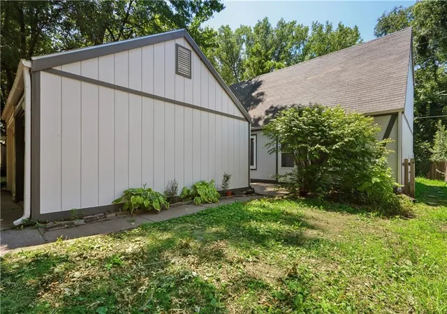 Homes for sale in Lawrence, KS | 309 Northwood Ln, Lawrence, KS 66044 | MLS# 2631318