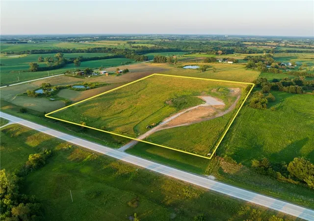 Photo 2 of Sale Pending at 5292 N 13 Highway, Hamilton, MO 64644 | MLS# 2631322 | Listing updated on 2026-09-04