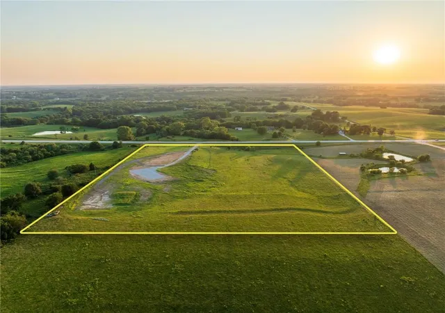 Photo 3 of Sale Pending at 5292 N 13 Highway, Hamilton, MO 64644 | MLS# 2631322 | Listing updated on 2026-09-04