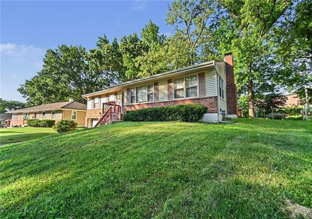 Photo 2 of Single family home for sale at 4630 Ne Gladstone Ave, Kansas City, MO 64117 | MLS# 2631336 | Listing updated on 2026-08-20
