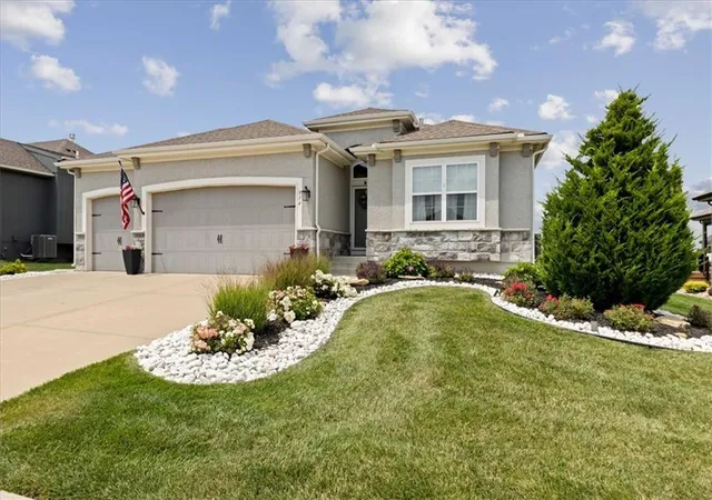 2nd image of 914 Zennor Ln, Raymore, MO 64083 | MLS# 2631343