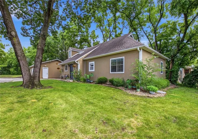 Homes for sale in Raytown, MO | 7116 Woodson Rd, Raytown, MO 64133 | MLS# 2631350