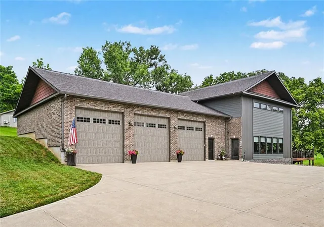 Photo 3 of Single family home for sale at 300 Se 30th Street, Oak Grove, MO 64075 | MLS# 2631351 | Listing updated on 2026-08-21