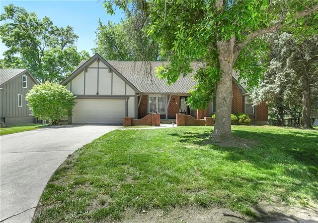 Photo 1 of Single family home for sale at 213 Juniper St, Lee's Summit, MO 64064 | MLS# 2631358 | Listing updated on 2026-09-13