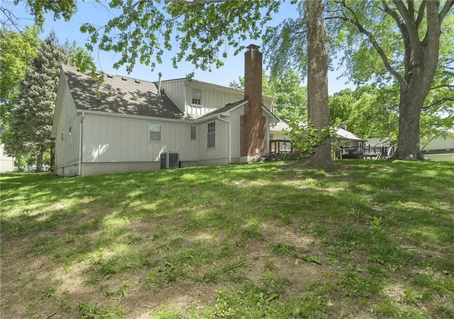 Photo 3 of Single family home for sale at 213 Juniper St, Lee's Summit, MO 64064 | MLS# 2631358 | Listing updated on 2026-09-13