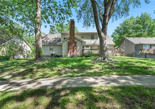 Photo 3 of Single family home for sale at 213 Juniper St, Lee's Summit, MO 64064 | MLS# 2631358 | Listing updated on 2026-09-13