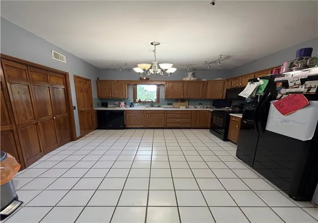 3rd image of 1215 Clay St W, Chillicothe, MO 64601 | MLS# 2631359