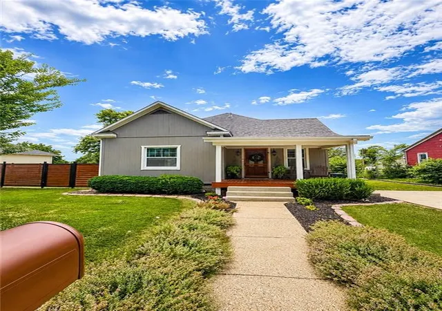 1st image of 424 E Santa Fe Ave, Marceline, MO 64658 | MLS# 2631365