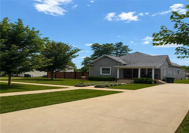 2nd image of 424 E Santa Fe Ave, Marceline, MO 64658 | MLS# 2631365