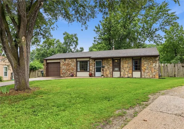 1st image of 1825 Brook St, Lawrence, KS 66044 | MLS# 2631367