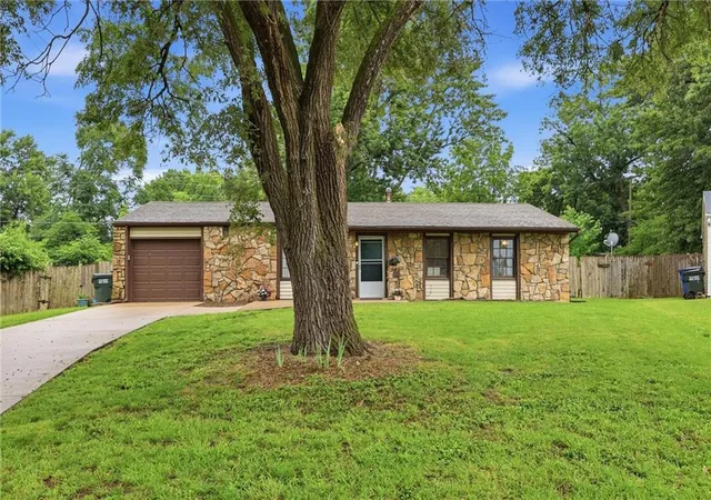 2nd image of 1825 Brook St, Lawrence, KS 66044 | MLS# 2631367