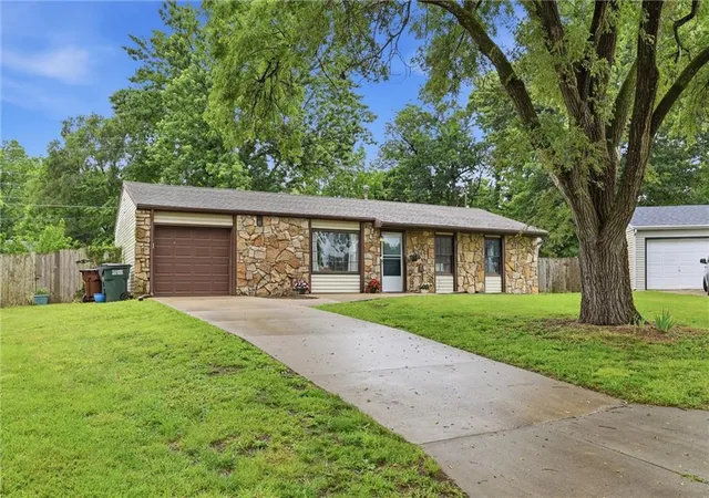 3rd image of 1825 Brook St, Lawrence, KS 66044 | MLS# 2631367