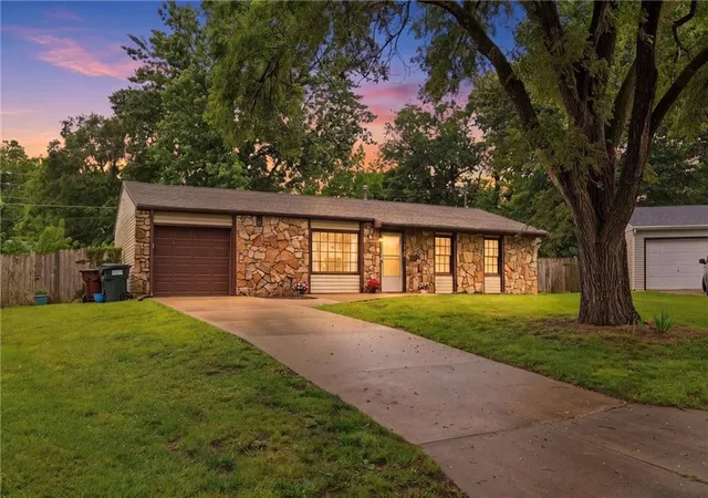 4th image of 1825 Brook St, Lawrence, KS 66044 | MLS# 2631367
