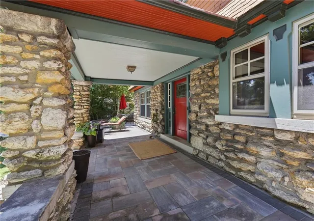 Photo 4 of Sale Pending at 3632 Campbell St, Kansas City, MO 64109 | MLS# 2631406 | Listing updated on 2026-08-20