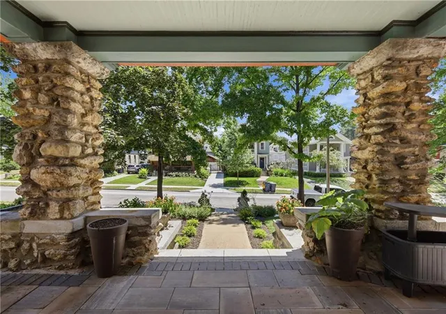 Photo 5 of Sale Pending at 3632 Campbell St, Kansas City, MO 64109 | MLS# 2631406 | Listing updated on 2026-08-20