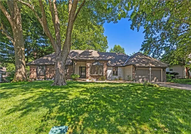 Photo 2 of Single family home for sale at 1208 Nw Fairway Cir, Blue Springs, MO 64014 | MLS# 2631424 | Listing updated on 2026-09-04