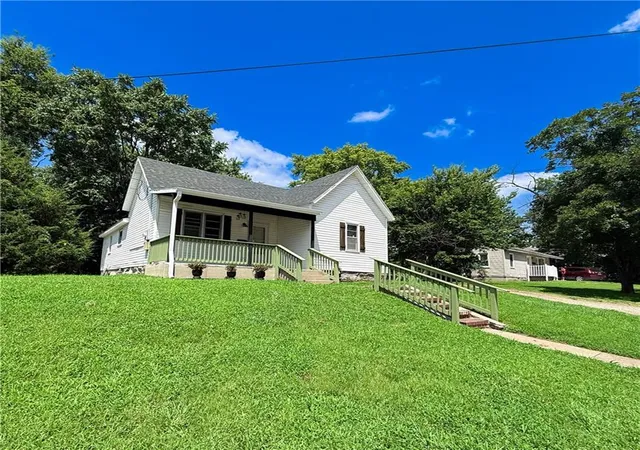Homes for sale in Nevada, MO | 426 S Oak St, Nevada, MO 64772 | MLS# 2631427