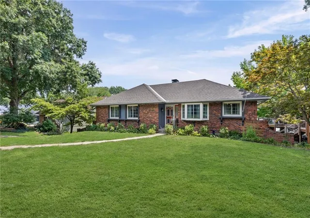 Photo 4 of Single family home for sale at 6829 Lakeshore Dr, Kansas City, MO 64133 | MLS# 2631429 | Listing updated on 2026-09-19