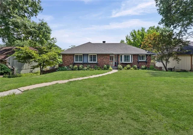 Photo 3 of Single family home for sale at 6829 Lakeshore Dr, Kansas City, MO 64133 | MLS# 2631429 | Listing updated on 2026-10-18