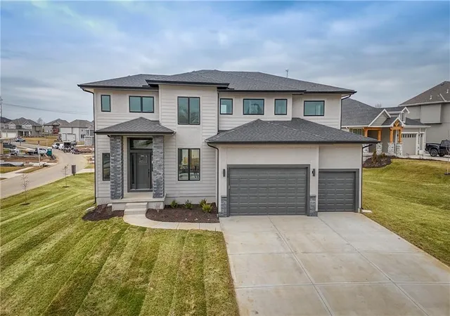 Homes for sale in Shawnee, KS | 5931 Apache Dr, Shawnee, KS 66226 | MLS# 2631445