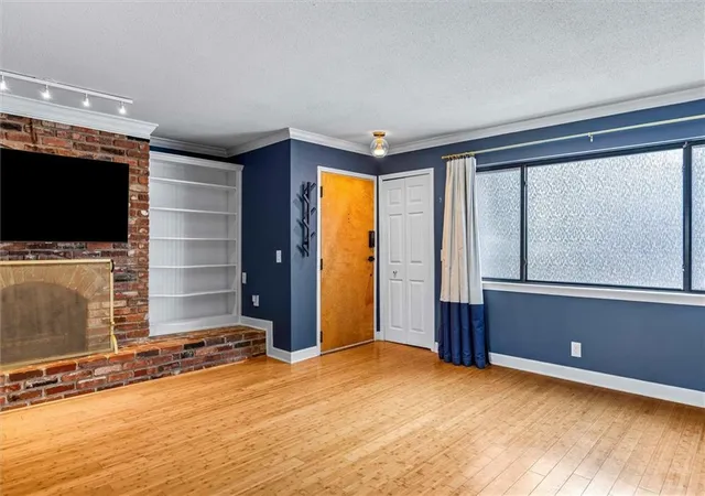 Listing Photo 3 - Condo for sale in building located at 4056 Warwick Blvd, Kansas City, MO 64111 - Unit #3