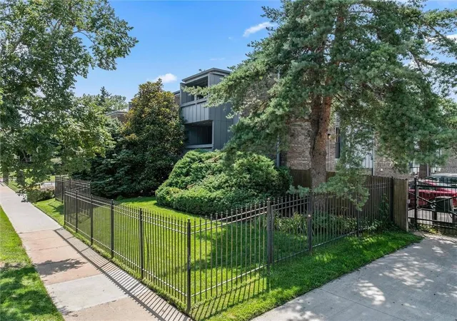 Listing Photo 2 - Condo for sale in building located at 4056 Warwick Blvd, Kansas City, MO 64111 - Unit #3